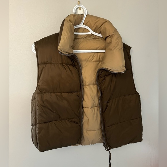 ZARA Cropped Reversible Puffer Vest Size Medium-Large - Picture 3 of 5